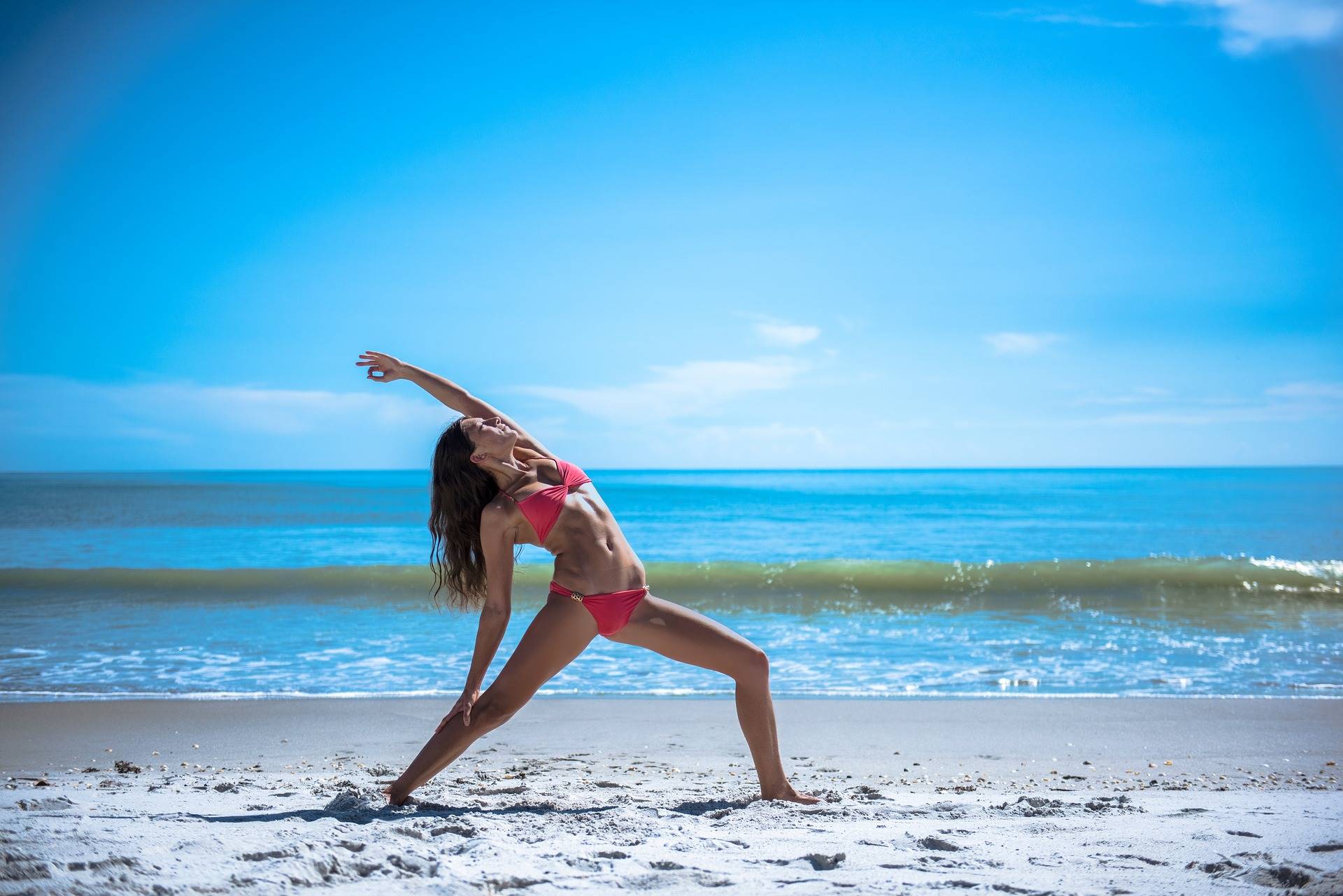 yoga in spiaggia e crema solare
